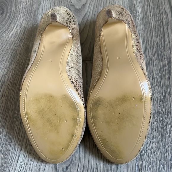 Kelsi Dagger Super fun Gold/Tan Suede Pumps - Picture 6 of 8